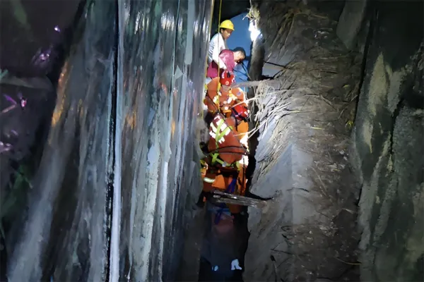 Deep Cave Rescue
